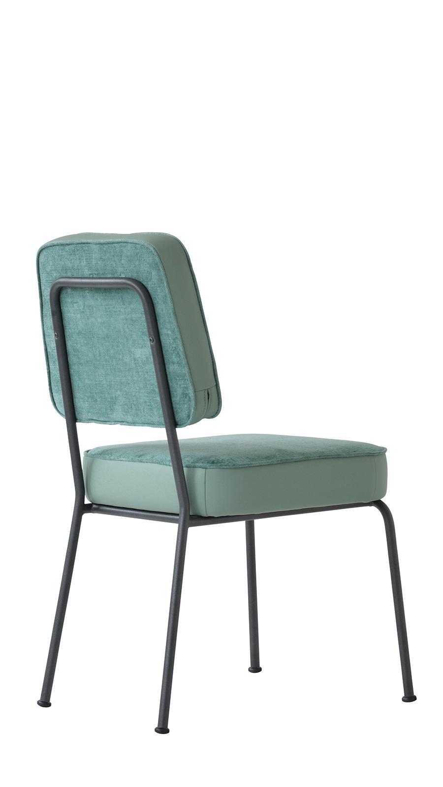 Structure métallique classique et vintage pour une chaise rembourrée de haute qualité. Revêtement en tissu téchnique dans de nombreuses couleurs.