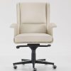 Le fauteuil tournant en cuir Garbo, inspiré du très connu modèle bergère, réinterprète l’élégance avec une touche moderne. Achat en ligne fauteuil pivotant en cuir.