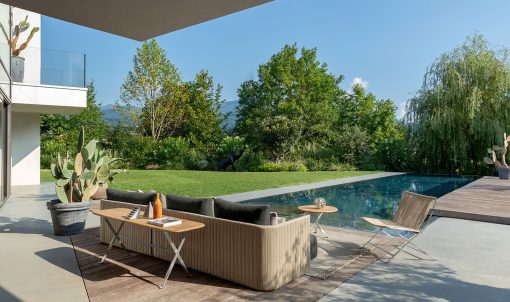 Geo is an outdoor sofa with a peninsula of the finest quality and made in Italy. Shop online for the best garden furniture. Free home delivery.