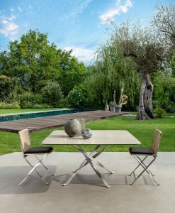 Table d'extérieur carrée made in italy en pierre de lave et acier. Vente en ligne de meubles haut de gamme pour jardins et terrasses, livraison gratuite.