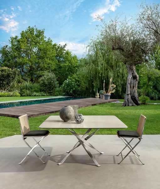 Table d'extérieur carrée made in italy en pierre de lave et acier. Vente en ligne de meubles haut de gamme pour jardins et terrasses, livraison gratuite.