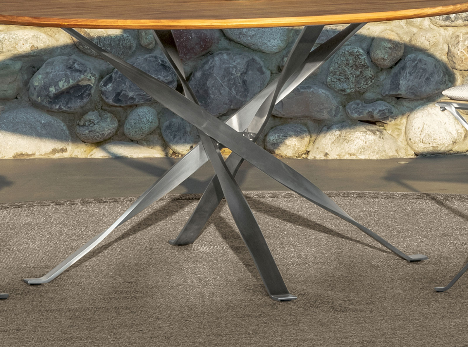 Table ronde de jardin en bois et acier. Vente en ligne de tables design et meubles d'extérieur haut de gamme avec livraison gratuite.