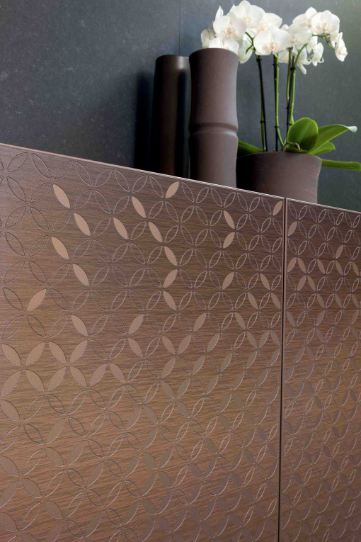 Giove lacquered sideboard with 3D decoration in bronze metallic finish.