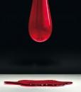 Suspension en forme de goutte en verre de Murano dessinée par Danilo De Rossi. Découvrez notre sélection de luminaires et lustres réalisés artisanalement en Italie.