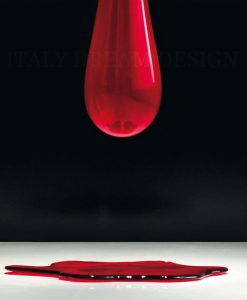 Suspension en forme de goutte en verre de Murano dessinée par Danilo De Rossi. Découvrez notre sélection de luminaires et lustres réalisés artisanalement en Italie.