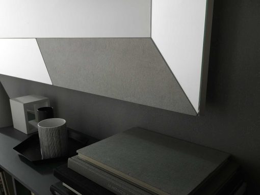 Miroir rectangulaire au cadre large avec incrustations en céramique. Utilisable horizontalement et verticalement, appliqué sur un mur ou posé au sol.