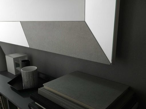 Specchiera rettangolare con ampia cornice ed intarsi in ceramica. Orizzontale o verticale, da appoggio o da parete. Design firmato Andrea Lucatello.