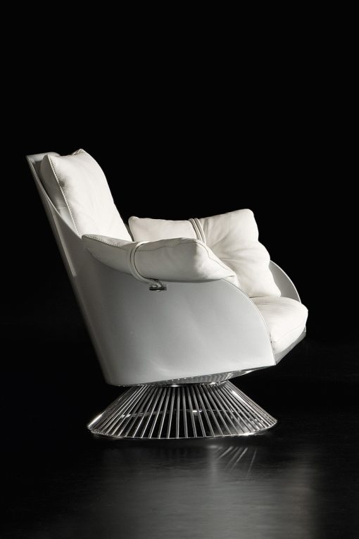 Gloss white swivel armchair by Giuseppe Viganò in hardwood frame and seat and backrest high-quality leather cushions. Free shipping made in Italy furniture.