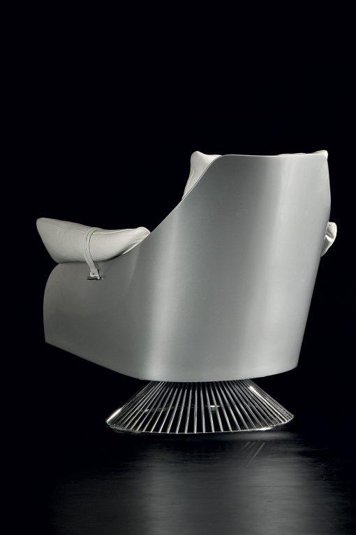 Le fauteuil tournant blanc Gloss est dessiné par Giuseppe Viganò et réalisé avec les meilleurs cuirs. Structure en bois, pied en métal. Livraison offerte.