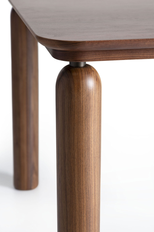Detail of the round legs in canaletto walnut of the GO table