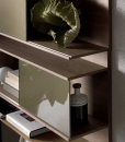 Bibliohèque murale en bois et verre avec portes coulissantes. Vente en ligne de bibliothèques design made in italy haut de gamme avec livraison gratuite.
