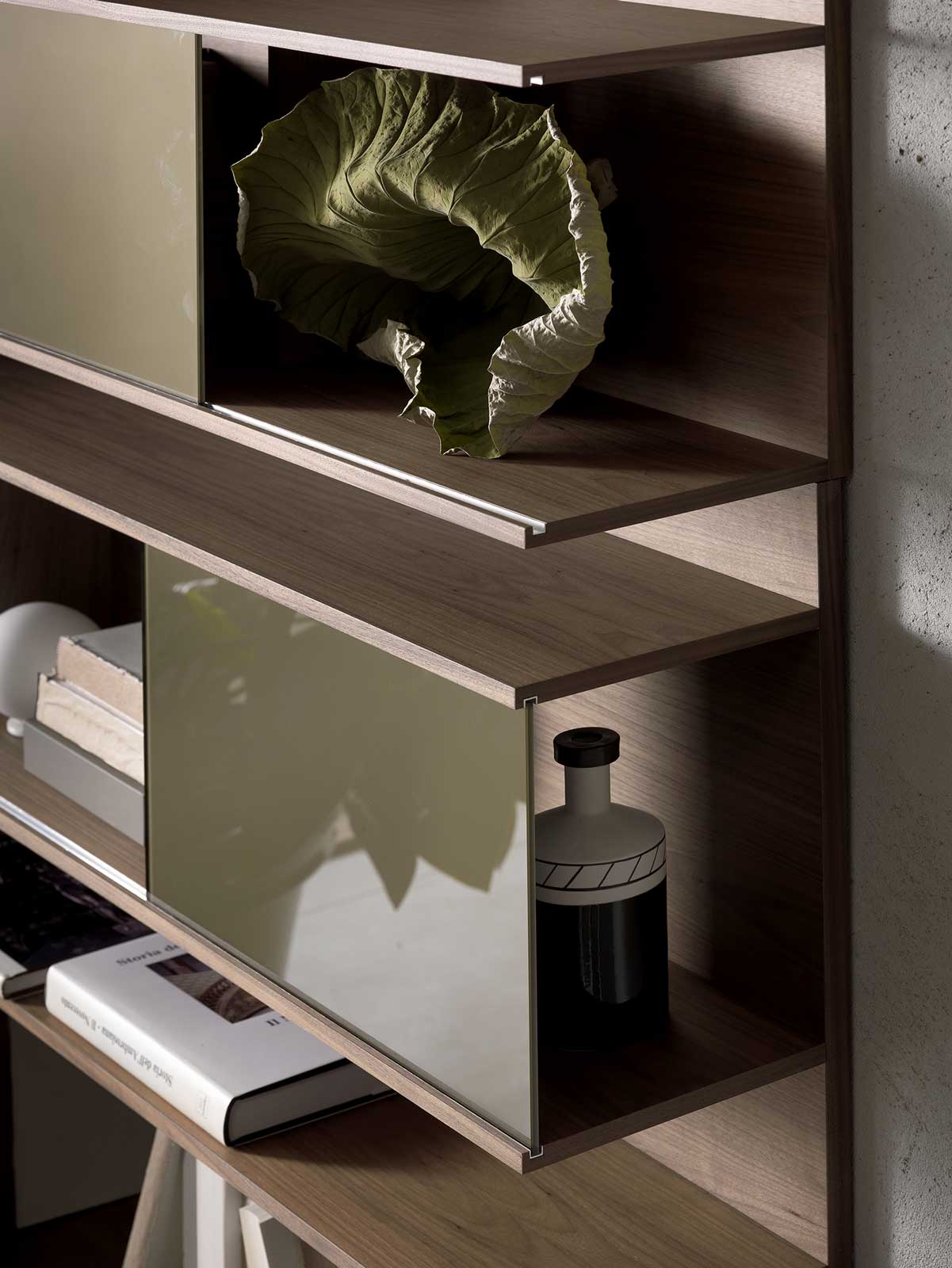 HUGO Libreria da parete : Frassino tinto noce con ante scorrevoli in vetro color bronzo opaco