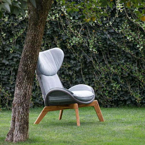 Élégance digne d'un article d'intérieur, ce fauteuil lounge a base en teck et structure tubulaire avec cordes et coussins rembourrés. Livraison gratuite.