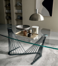 Table avec plan en verre transparent et pied en métal. Design Andrea Lucatello pour les salons les plus élégants. Livraison à domicile offerte.