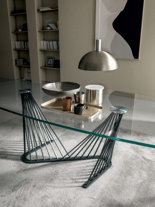 Table avec plan en verre transparent et pied en métal. Design Andrea Lucatello pour les salons les plus élégants. Livraison à domicile offerte.