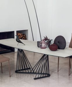La table extensible Harp, dessinée par Andrea Lucatello, a le top en forme de tonneau et en céramique. Ameublement haut de gamme en livraison à domicile.
