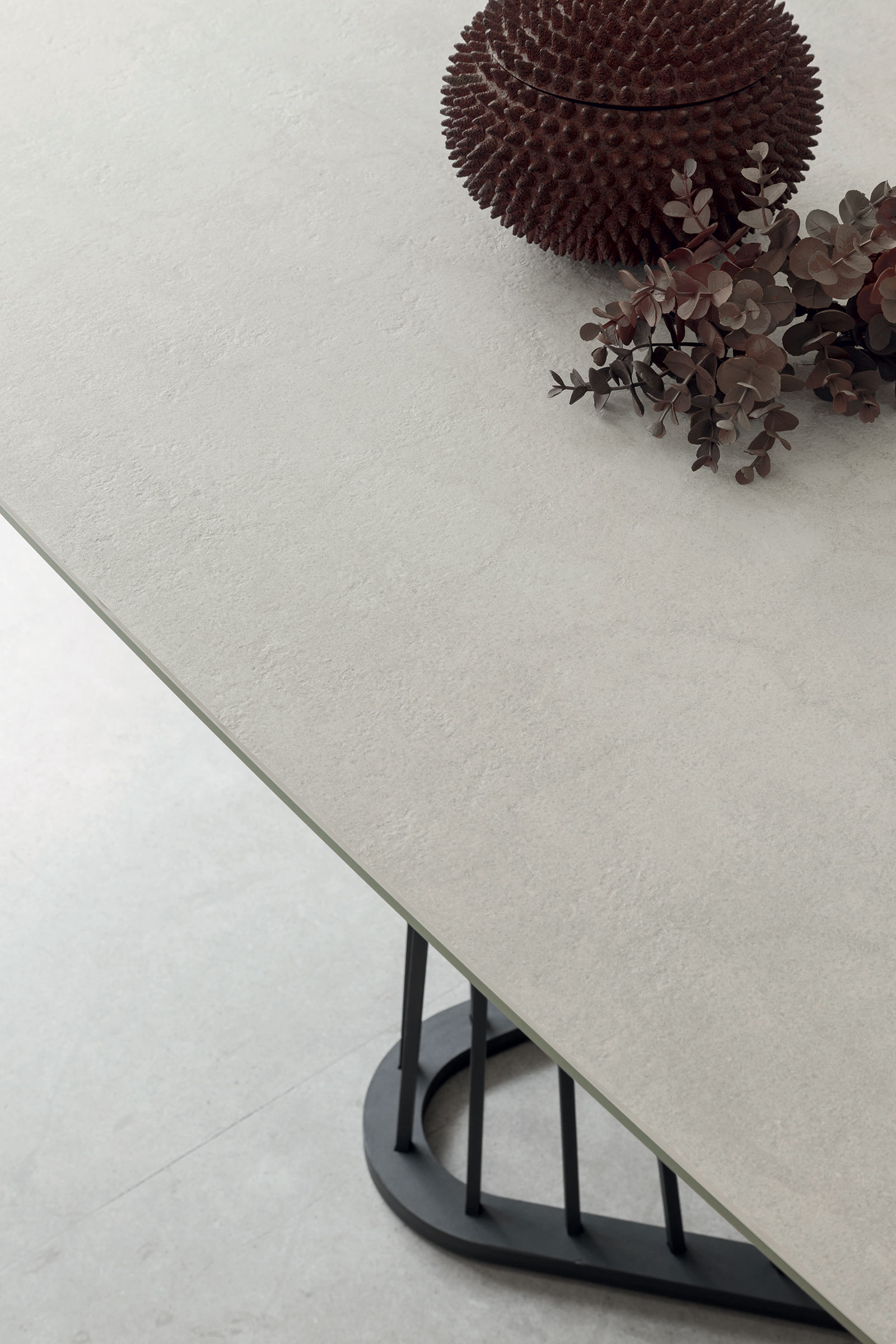 Tavolo allungabile sagomato a botte con piano in ceramica. Design Andrea Lucatello. Arredamento made in Italy di alta qualità in consegna gratis a domicilio