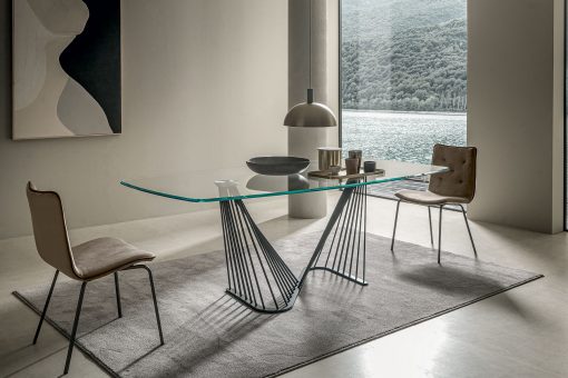 Table avec plan en verre transparent et pied en métal. Design Andrea Lucatello pour les salons les plus élégants. Livraison à domicile offerte.