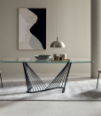 Base grigia, top in vetro trasparente. Andrea Lucatello ha creato un tavolo originale, sinuoso ed elegante per le case più raffinate. Consegna gratuita.