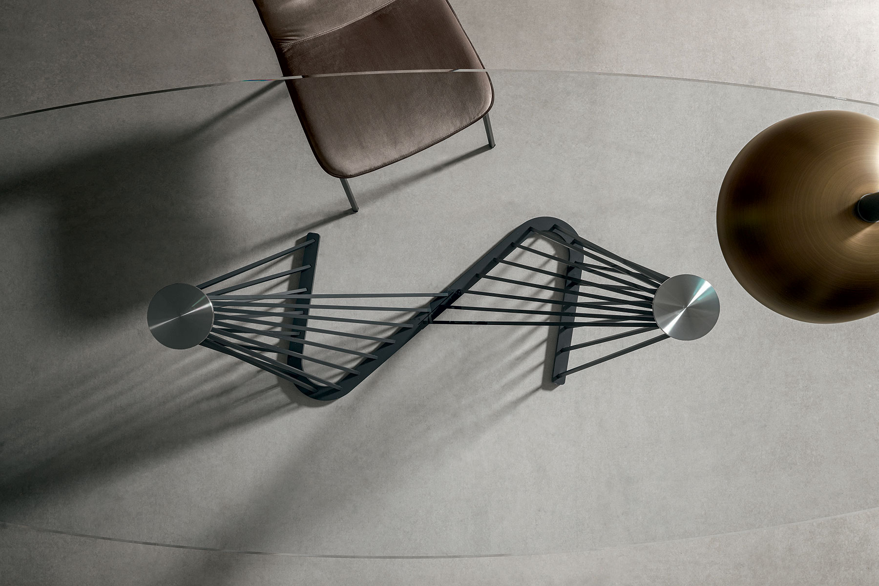 Table avec plan en verre transparent et pied en métal. Design Andrea Lucatello pour les salons les plus élégants. Livraison à domicile offerte.
