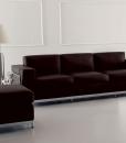 Divano 3 posti dalle linee decise e classiche. Rivestimento in pelle. Arredamento di alta qualità made in Italy. Consegna a domicilio gratuita.