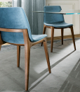 Sedia imbottita design made in Italy in legno massello. Vendita online di sedie e mobili made in Italy. Arredamento di alta qualità in consegna gratuita.