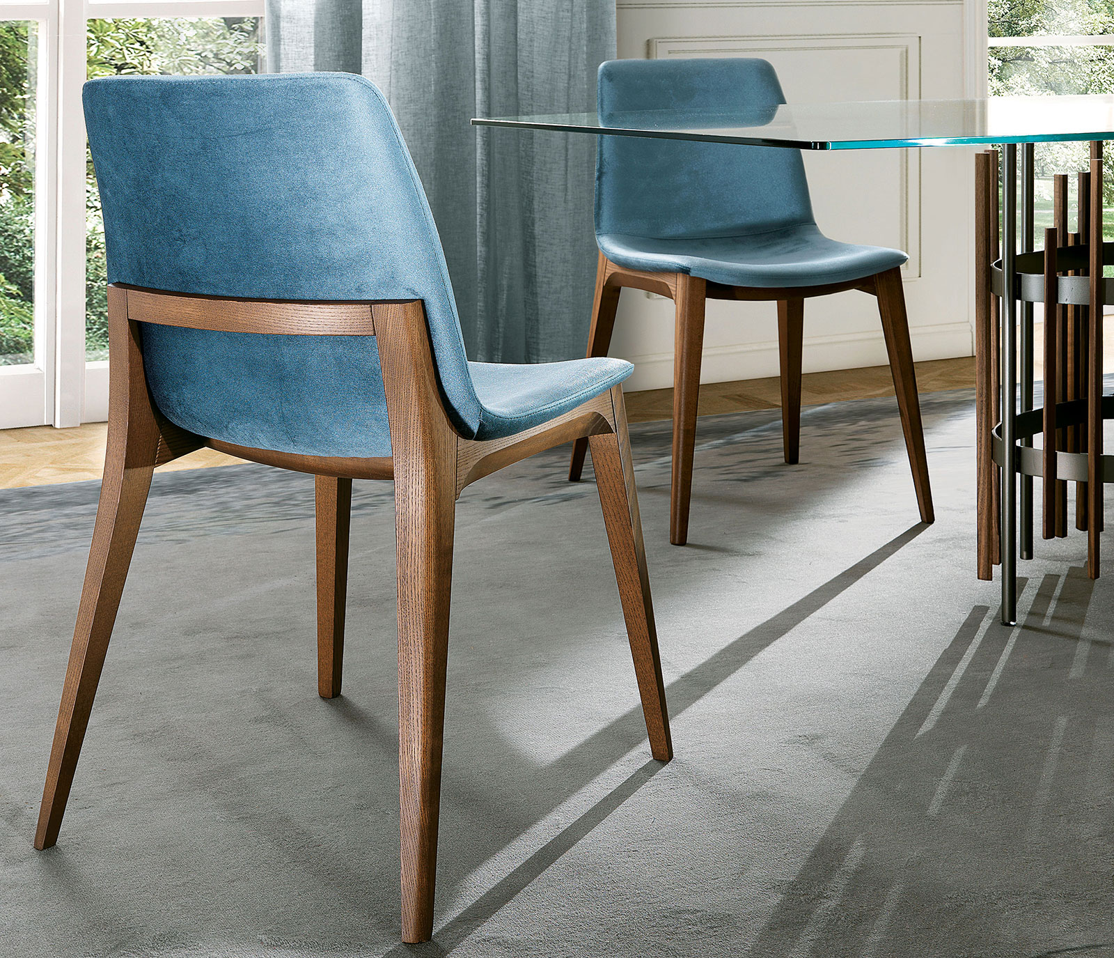 Sedia imbottita design made in Italy in legno massello. Vendita online di sedie e mobili made in Italy. Arredamento di alta qualità in consegna gratuita.