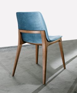 Sedia imbottita design made in Italy in legno massello. Vendita online di sedie e mobili made in Italy. Arredamento di alta qualità in consegna gratuita.