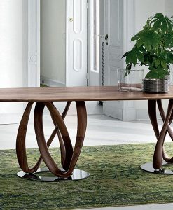 Table elliptique avec plateau en noyer canaletto massif. Grand plateau ovale. Pieds en métal chromé. Design Stefano Bigi. Livraison gratuite.