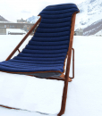 Parfaite pour les chalets de montagne les plus luxueux. Matériaux d'exception: Cachemire et peau de chamois. Chaise longue d'extérieur purement artisanale.