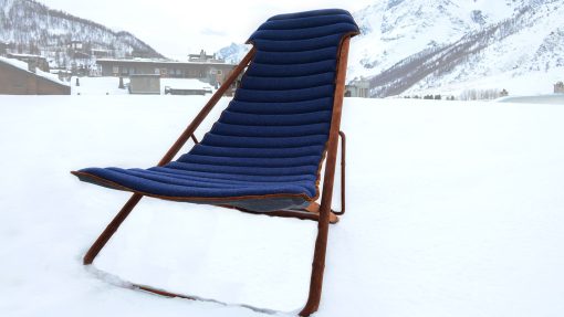 Parfaite pour les chalets de montagne les plus luxueux. Matériaux d'exception: Cachemire et peau de chamois. Chaise longue d'extérieur purement artisanale.