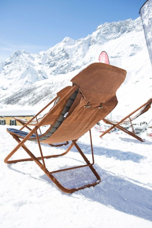 Ideale per un lussuoso chalet di montagna. Sdraio outdoor concepita da Umberto Radice con acciaio, pelle scamosciata e cachemire blu. Consegna a domicilio.