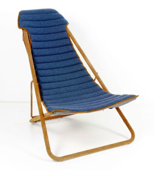 An extraordinary outdoor deckchair, perfect for the most luxurious mountain chalets. Steel, cashmere and suede leather. Tilt-adjustable. Free shipping.