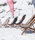 Parfaite pour les chalets de montagne les plus luxueux. Matériaux d'exception: Cachemire et peau de chamois. Chaise longue d'extérieur purement artisanale.