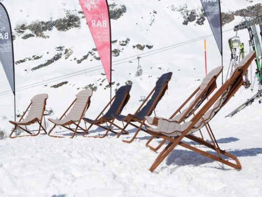 Parfaite pour les chalets de montagne les plus luxueux. Matériaux d'exception: Cachemire et peau de chamois. Chaise longue d'extérieur purement artisanale.