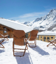 Parfaite pour les chalets de montagne les plus luxueux. Matériaux d'exception: Cachemire et peau de chamois. Chaise longue d'extérieur purement artisanale.