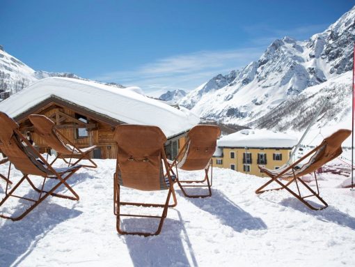 Parfaite pour les chalets de montagne les plus luxueux. Matériaux d'exception: Cachemire et peau de chamois. Chaise longue d'extérieur purement artisanale.