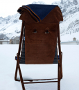 Parfaite pour les chalets de montagne les plus luxueux. Matériaux d'exception: Cachemire et peau de chamois. Chaise longue d'extérieur purement artisanale.