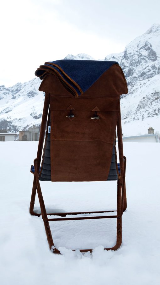 Ideale per un lussuoso chalet di montagna. Sdraio concepita da Umberto Radice con acciaio, pelle scamosciata e cashmere blu. Consegna a domicilio.