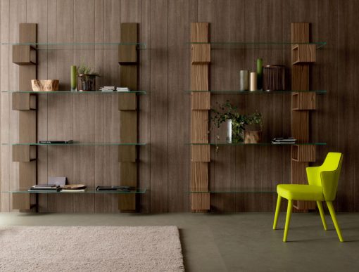 Biblioteca a muro sospesa a muro. Legno rovere o noce Canaletto e mensole in vetro. 100% made in Italy. Vendita online, consegna a domicilio gratuita.