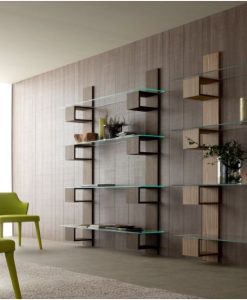 Biblioteca a muro sospesa a muro. Legno rovere o noce Canaletto e mensole in vetro. 100% made in Italy. Vendita online, consegna a domicilio gratuita.