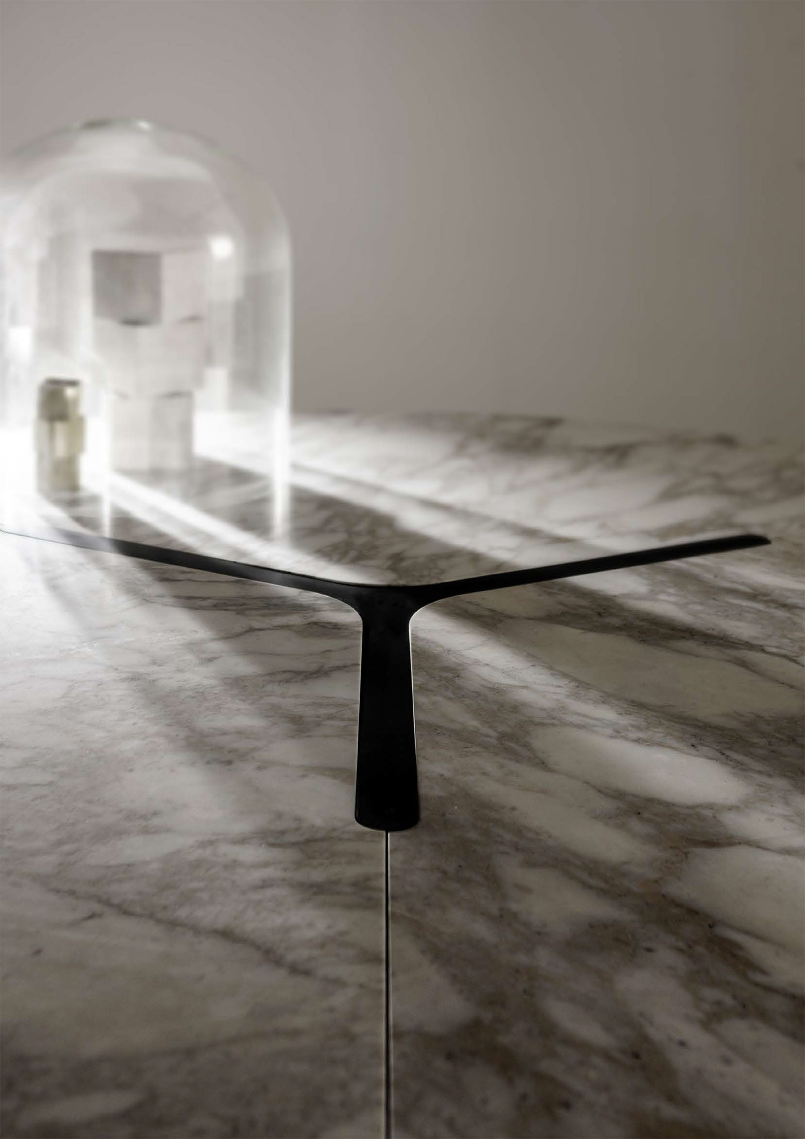 Maestoso, lussuoso, personalizzabile e modulare. Cesare Arosio ha disegnato un tavolo rotondo in marmo bianco eccezionale. Consegna a domicilio gratuita.