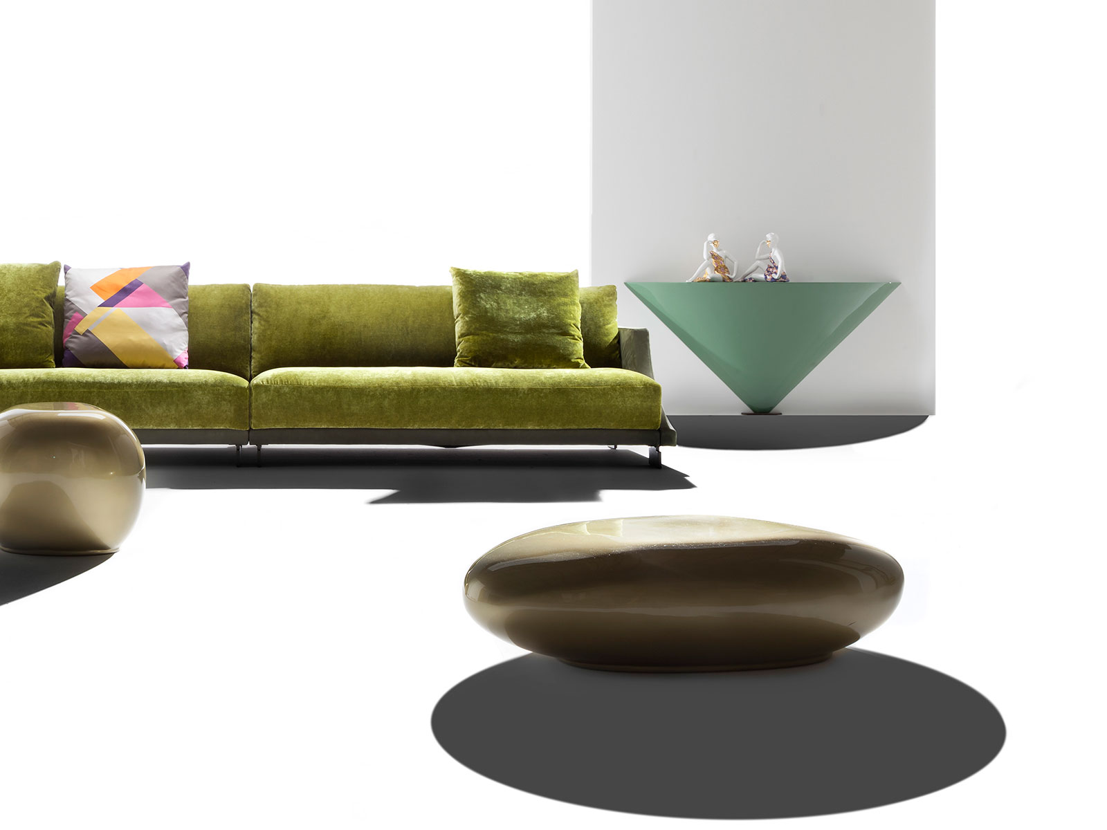 Console design en forme de cone disponible laquée en différente couleurs. Vente en ligne de meubles et compléments made in italy haut de gamme.