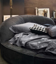 Un lit rond est incontournable pour créer une chambre originale et élégante. Revêtement en cuir de qualité, structure en bois. Vente en ligne, livraison gratuite.