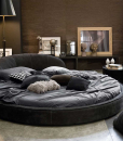 An extraordinary round bed to furnish the most elegant bedrooms. Leather covered. Wood frame. Many colours available. Online shopping, free delivery.