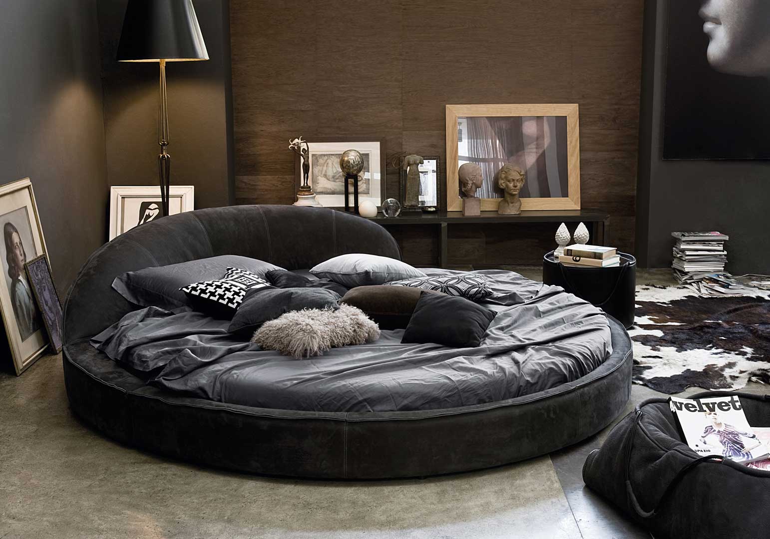 An extraordinary round bed to furnish the most elegant bedrooms. Leather covered. Wood frame. Many colours available. Online shopping, free delivery.