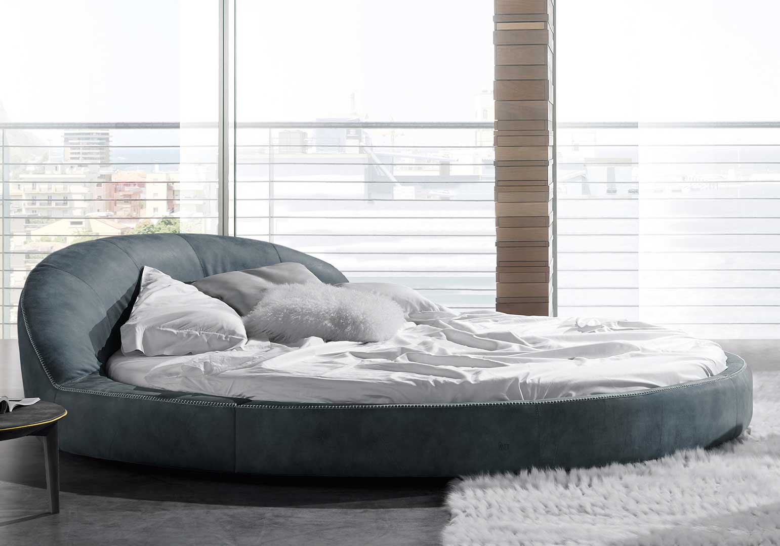 Un lit rond est incontournable pour créer une chambre originale et élégante. Revêtement en cuir de qualité, structure en bois. Vente en ligne, livraison gratuite.