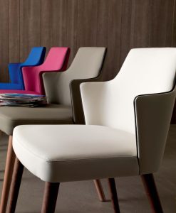 Poltroncina da pranzo rivestita in tessuto Karina, molti colori disponibili. Struttura in legno massello di frassino personalizzabile. Consegna a domicilio.