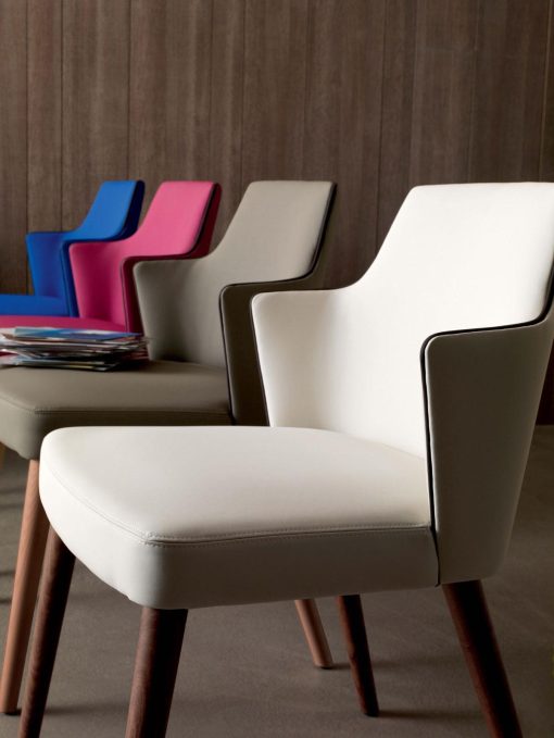 Poltroncina da pranzo rivestita in tessuto Karina, molti colori disponibili. Struttura in legno massello di frassino personalizzabile. Consegna a domicilio.