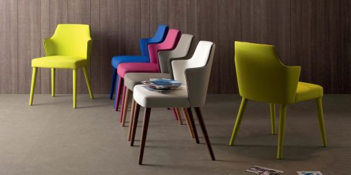 Poltroncina da pranzo rivestita in tessuto Karina, molti colori disponibili. Struttura in legno massello di frassino personalizzabile. Consegna a domicilio.